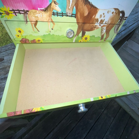 Jewel keeper girl musical storage box. - Picture 8 of 11